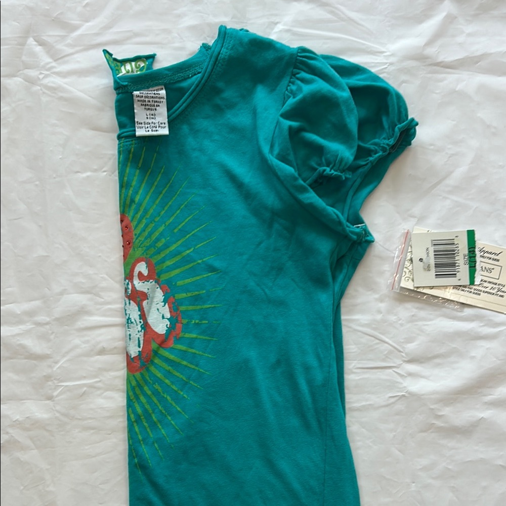 NWT.. Guess Green and Red Short Sleeve Tee with Graphic Design - Picture 7 of 9
